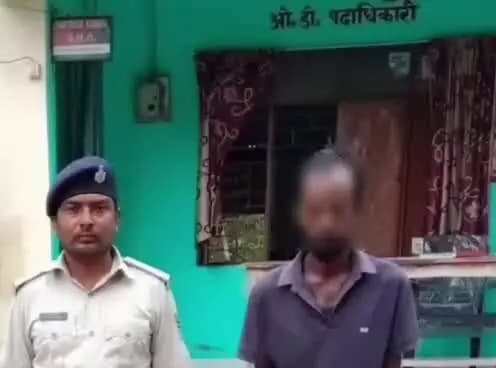 दिघलबैंक: दिघलबैंक के कोढ़ोबाड़ी थाना पुलिस ने शराब कांड में फरार अभियुक्त को किया गिरफ्तार