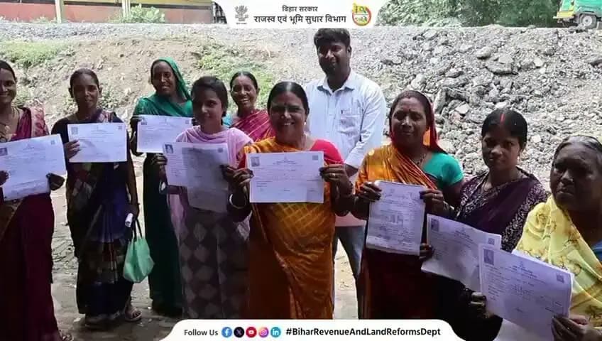 अभियान बसेरा के संबंध में कुछ लोगों द्वारा जनता के बीच यह अफवाह फैलाया जा रहा है कि पटना जाकर सचिवालय में आवेदन देने से बंदोबस्ती की जमीन हासिल करने में आसानी होगी। इस भ्रामक सूचना के कारण राज्य के कुछ जिलों से बड़ी संख्या में लोग पटना जाकर सचिवालय में आवेदन जमा कर रहे है। जिला प्रशासन, मुजफ्फरपुर लोगों से अपील करता है कि आप ऐसा न करें। किसी भी भ्रामक सूचना पर ध्यान न दें। केवल प्रामाणिक तथ्यों को ही मानें। सुयोग्य श्रेणी के लोग अपने-अपने अंचल में ही आवेदन दें। आपको आवेदन की पावती तत्काल दी जायेगी। इसके पश्चात 31 अक्टूबर तक इन आवेदनों पर विधिवत कार्रवाई की जायेगी।
जिलाधिकारी, मुज़फ़्फ़रपुर ने कहा कि सरकार द्वारा नियमित तौर पर लोगों को अभियान बसेरा के बारे में जानकारी दी जाती है। आप केवल इसे ही मानें। किसी भी अफ़वाह पर ध्यान न दें और लोगों को भी जागरूक करें। बंदोबस्ती के लिए किसी भी दलाल के चक्कर में न पड़ें।
जिलाधिकारी ने कहा कि यदि किसी व्यक्ति/संस्था द्वारा लोगों को दिग्भ्रमित कर जिले से पटना मुख्यालय लाया जाना पाया जाता है तो ऐसे व्यक्तियों/संस्थाओं को चिन्हित कर उनपर कानूनी कार्रवाई की जाएगी। इसके लिए अनुमंडल पदाधिकारियों, अनुमंडल पुलिस पदाधिकारियों, अंचल अधिकारियों एवं थानाध्यक्षों को निर्देशित किया गया है।
====================
अभियान बसेरा
आवेदन अपने अंचल कार्यालय में जमा करें।
इसके लिए पटना राज्य मुख्यालय में जाने की जरूरत नहीं है।
यदि किसी व्यक्ति/संस्था द्वारा लोगों को दिग्भ्रमित कर जिलों से पटना मुख्यालय लाया जाना पाया जाता है तो ऐसे व्यक्तियों/संस्थाओं को चिन्हित कर उनपर कानूनी कार्रवाई की जाएगी।
सुयोग्य भूमिहीन परिवारों को मिलेगा बंदोबस्ती प्रमाण-पत्र, इसके लिये अपने अंचल कार्यालय से संपर्क करें।
अनुसूचित जाति, अनुसूचित जनजाति, पिछड़ा एवं अति पिछड़ा वर्ग के पात्र भूमिहीन परिवारों को मिलेगा वासभूमि का लाभ।
====================
Information & Public Relations Department, Government of Bihar
Revenue and Land Reforms Dept, Govt. of Bihar