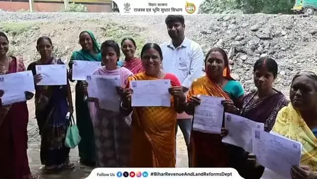 अभियान बसेरा-2 | सारण जिला प्रशासन
जरूरी सूचना | भूमिहीन परिवारों के लिए जागरूकता संदेश
अभियान बसेरा-2 के तहत वासभूमि के लिए पात्र भूमिहीन परिवारों को अब आवेदन जमा करने के लिए पटना आने की आवश्यकता नहीं है। पात्र परिवार अपने संबंधित अंचल कार्यालय में ही आवेदन जमा कर सकते हैं। सारण जिला प्रशासन द्वारा इस महत्वपूर्ण जानकारी को जन-जन तक पहुँचाने के लिए जागरूकता वीडियो एवं अन्य माध्यमों से व्यापक प्रचार-प्रसार किया जा रहा है, ताकि जरूरतमंद परिवारों को सही जानकारी मिल सके और अनावश्यक रूप से पटना आने की परेशानी से बचाया जा सके। अपने स्थानीय अंचल कार्यालय में आवेदन जमा करने की सुविधा का लाभ उठाएं और इस महत्वपूर्ण संदेश को अधिक से अधिक लोगों तक साझा करें।
सारण जिला प्रशासन | जनहित में सतत प्रयास