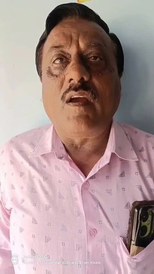 ➡️ सेवा संकल्प अभियान: 2026
प्रधानमंत्री आवास योजना ने बदला जीवन, अब पक्के मकान में रह रहा परिवार! 🏡
खुरई (जिला सागर) के महावीर वार्ड के निवासी श्री भरत जैन को नगरीय विकास एवं आवास विभाग की 'प्रधानमंत्री आवास योजना' के तहत पक्का घर बनाने के लिए ₹2.50 लाख की राशि प्राप्त हुई है।
श्री जैन ने बताया कि उनका पुराना मकान कच्चा था, लेकिन योजना का लाभ मिलने से अब उन्होंने अपना पक्का घर बनवा लिया है और अब वे अपने परिवार के साथ खुशहाल जीवन व्यतीत कर रहे हैं। उन्होंने अन्य नागरिकों से भी अपील की है कि वे 'सेवा संकल्प अभियान' से जुड़कर शासन की जनकल्याणकारी योजनाओं का लाभ उठाएं और एक समृद्ध मध्यप्रदेश के निर्माण में भागीदार बनें।
#सेवा_संकल्प_अभियान_2026 #PMAwasYojana #Khurai #Sagar #CMMP #JansamparkMP