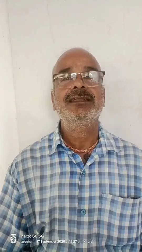 ➡️ सेवा संकल्प अभियान: 2026
प्रधानमंत्री आवास योजना से कच्चे मकान की जगह बना पक्का घर! 🏡
खुरई (जिला सागर) के उत्तम रैकवार सहोद्राबाई राय वार्ड के निवासी को नगरीय विकास एवं आवास विभाग की 'प्रधानमंत्री आवास योजना' के माध्यम से ₹2.50 लाख की राशि प्राप्त हुई है।
लाभार्थी ने बताया कि पहले उनका मकान कच्चा था, लेकिन योजना के तहत आर्थिक सहायता मिलने से उन्होंने अपना पक्का घर बनवा लिया है और अब वे अपने परिवार के साथ उसमें सुरक्षित और खुशहाल जीवन व्यतीत कर रहे हैं। उन्होंने अन्य नागरिकों से भी अपील की है कि वे 'सेवा संकल्प अभियान' से जुड़कर शासन की जनकल्याणकारी योजनाओं का लाभ अवश्य लें और एक समृद्ध मध्यप्रदेश के निर्माण में अपना योगदान दें।
#सेवा_संकल्प_अभियान_2026 #PMAwasYojana #Khurai #Sagar #CMMP #JansamparkMP