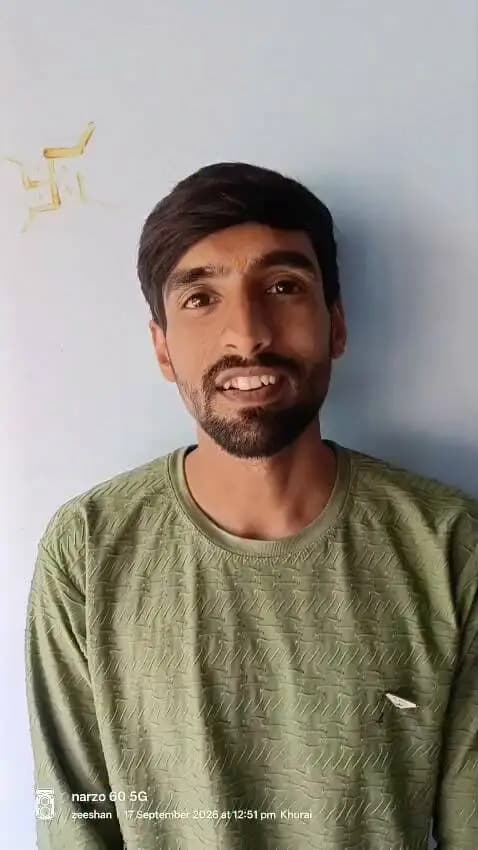➡️ सेवा संकल्प अभियान: 2026
कच्चे मकान से पक्के घर का सपना हुआ साकार! 🏡
खुरई (जिला सागर) के महावीर वार्ड निवासी श्री शुभांश जैन को प्रधानमंत्री आवास योजना के तहत पक्का मकान बनाने हेतु 2.50 लाख रुपये की राशि प्राप्त हुई है।
पहले उनका मकान कच्चा था, लेकिन नगरपालिका के माध्यम से इस योजना का लाभ उठाकर उन्होंने अपना पक्का मकान बनवाया है और अब वे अपने परिवार के साथ खुशहाल जीवन व्यतीत कर रहे हैं। उन्होंने अन्य नागरिकों से भी अपील की है कि वे शासन की जनकल्याणकारी योजनाओं का लाभ उठाएं और एक समृद्ध मध्यप्रदेश के निर्माण में योगदान दें।
#सेवा_संकल्प_अभियान_2026 #PMAwasYojana #Khurai #Sagar #CMMP #JansamparkMP