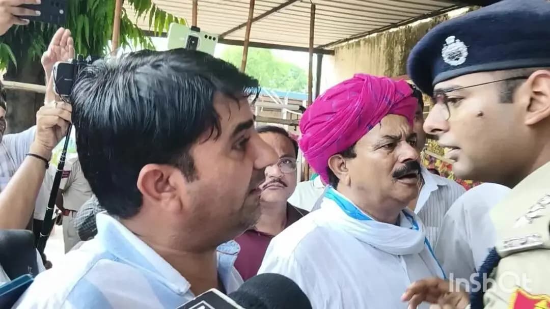 दौसा: भाजपा के पार्षदों ने कांग्रेस प्रत्याशी पर वोट देखने का आरोप लगाया, किया हंगामा