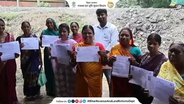 📢 अभियान बसेरा: भूमिहीन पर्चा हेतु पात्र परिवार संबंधित अंचल कार्यालय के डेडिकेटेड काउंटर पर ही करें आवेदन, राज्य मुख्यालय जाने की आवश्यकता नहीं
अभियान बसेरा-02 के तहत भूमिहीन पर्चा प्राप्त करने के लिए पात्र भूमिहीन परिवार अपने संबंधित अंचल कार्यालय में ही आवश्यक दस्तावेज के साथ आवेदन जमा करें। आवेदन प्राप्त करने एवं नियमानुसार निष्पादन की व्यवस्था अंचल स्तर पर की गई है। इसके लिए राज्य मुख्यालय जाने की आवश्यकता नहीं है। किसी के बहकावे में न आएं तथा अनावश्यक यात्रा से बचें। पात्र परिवारों को नियमानुसार भूमिहीन पर्चा उपलब्ध कराने के लिए जिला प्रशासन प्रतिबद्ध है।
⚠️ किसी संगठन अथवा व्यक्ति द्वारा लोगों को बहकाकर या गुमराह कर राज्य मुख्यालय ले जाने अथवा इसके लिए संगठित करने की स्थिति में संबंधित के विरुद्ध नियमानुसार कानूनी कार्रवाई की जाएगी।