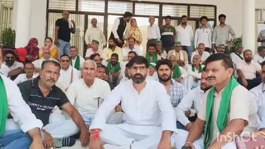 हापुड़: मोहम्मद आजमपुर निवासी गौरव त्यागी हत्याकांड के मामले में मांगों को लेकर परिवार के साथ कलेक्ट्रेट पहुंचे किसान