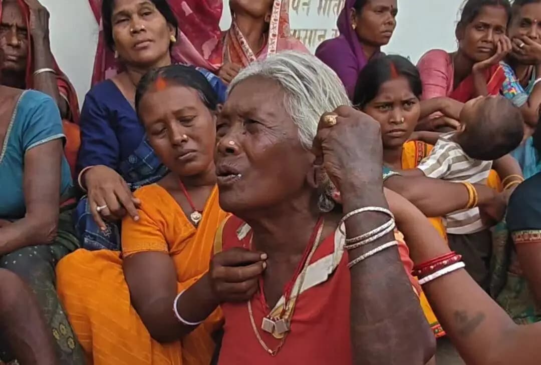 लावालौंग: *चतरा: इनामी नक्सली ब्रजेश गंझू का शव गांव पहुंचा। पूर्व विधायक भाई और परिजनों ने एनकाउंटर को बताया फर्जी। पुलिस पर हत्य