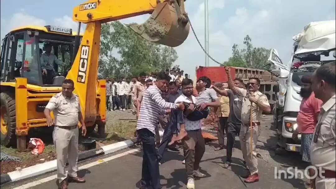 प्रतापगढ़: बांसवाड़ा रोड बाईपास पर घुमावदार मोड़ पर रेत से भरा ट्रोला पलटा, चालक स्टीयरिंग में फंसा, क्रेन से निकाला गया
