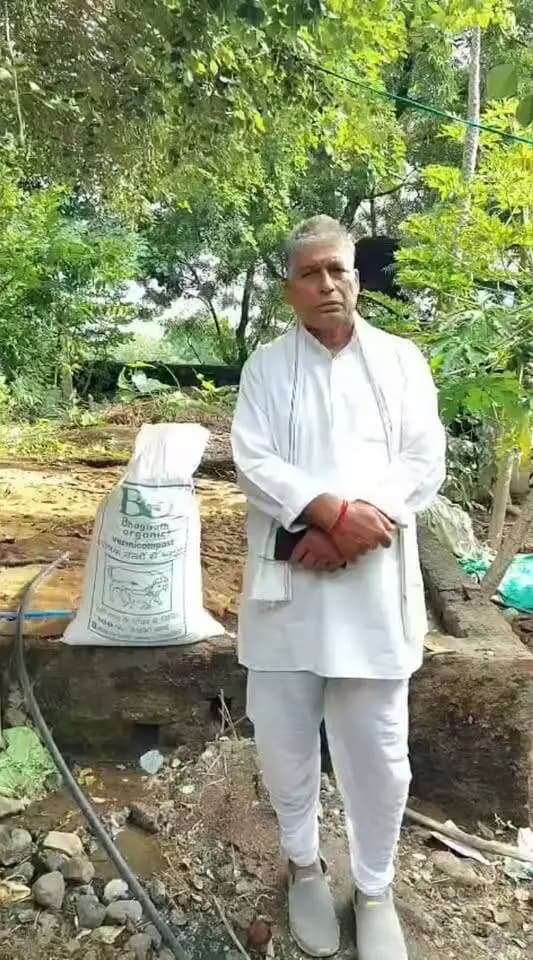 #सफलता_की_कहानी
भागीरथ नागदा ने जैविक खेती को बनाया आय का मजबूत आधार
15 वर्षों से जैविक खेती कर नवाचार के साथ बढ़ा रहे हैं आमदनी
नीमच 21 सितंबर 2026, ग्राम बासनिया, विकासखंड मनासा निवासी श्री भागीरथ नागदा पिछले लगभग 15 वर्षों से जैविक खेती को अपनाकर न केवल पर्यावरण अनुकूल कृषि को बढ़ावा दे रहे हैं, बल्कि नवाचारी फसलों और कृषि आधारित गतिविधियों के माध्यम से अपनी आय में भी वृद्धि कर रहे हैं।
श्री नागदा बताते हैं, कि उनके पास कुल 4 हेक्टेयर कृषि भूमि है, जिसमें वे जैविक पद्धति से खेती करते हैं। सिंचाई के लिए उनके खेत पर कुएं की सुविधा उपलब्ध है। जैविक खेती को और मजबूत करने के उद्देश्य से उन्होंने अपने खेत पर वर्मी कंपोस्ट यूनिट स्थापित की है, जिसके माध्यम से वे प्रतिवर्ष लगभग 1000 बैग वर्मी कंपोस्ट तैयार करते हैं।
उन्होंने बताया कि उनके पास 12 गायें हैं। पशुओं से प्राप्त गोबर एवं गौमूत्र का उपयोग वे जैविक खाद और वर्मी कंपोस्ट तैयार करने के साथ-साथ जैविक कीटनाशक बनाने में भी करते हैं। इससे खेती में बाहरी इनपुट पर निर्भरता कम हुई है और जैविक खेती को निरंतर बढ़ावा मिल रहा है।
श्री नागदा पारंपरिक फसलों के साथ अश्वगंधा एवं चिया जैसी नवाचारी फसलों की खेती भी कर रहे हैं। वे विशेष रूप से अश्वगंधा की स्वयं पैकेजिंग एवं ब्रांडिंग कर ऑनलाइन प्लेटफॉर्म के माध्यम से सीधे उपभोक्ताओं तक अपने उत्पाद पहुंचाते हैं। इसके साथ ही कृषि विभाग द्वारा संचालित साप्ताहिक जैविक हाट बाजार में भी वे अपने जैविक उत्पादों का विक्रय करते हैं, जिससे उन्हें अपने उत्पादों का उचित मूल्य प्राप्त हो रहा है।
श्री नागदा बताते हैं, कि खेती के साथ इन अतिरिक्त गतिविधियों से उन्हें लगभग 2.50 लाख रुपये वार्षिक अतिरिक्त आय प्राप्त हो रही है। उन्होंने कहा कि जैविक खेती, पशुपालन, वर्मी कंपोस्ट निर्माण,नवाचारी फसलों और सीधे बाजार से जुड़ने के प्रयासों ने उनकी कृषि को अधिक लाभकारी बनाने में महत्वपूर्ण भूमिका निभाई है।
उन्होंने शासन की योजनाओं से मिले लाभ के लिए देश के प्रधानमंत्री श्री नरेंद्र मोदी एवं मध्यप्रदेश के मुख्यमंत्री डॉ.मोहन यादव के प्रति आभार व्यक्त करते हुए कहा, कि सरकार की योजनाओं से किसानों को नई तकनीक अपनाने, खेती में नवाचार करने और अपनी आय बढ़ाने के अवसर मिल रहे हैं।
CM Madhya Pradesh
Jansampark Madhya Pradesh
Department of Horticulture, Madhya Pradesh
Department of Agriculture, Madhya Pradesh
#Neemuch
#नीमच