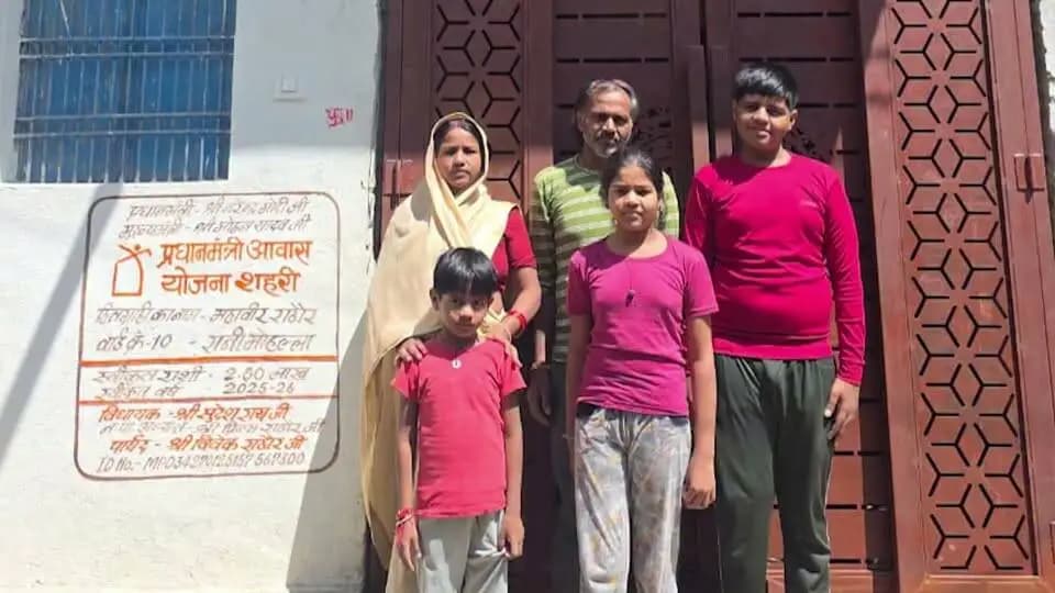 🏠✨ सपना था पक्के घर का… अब हुआ साकार! ✨🏠
प्रधानमंत्री आवास योजना ने महावीर राठौर के परिवार के पक्के घर के सपने को हकीकत में बदल दिया। 🙏
पक्का आवास मिलने से परिवार को मिली सुरक्षित, सम्मानजनक और सुविधाजनक जीवन की सौगात। ❤️
अब अपने घर की छत के नीचे परिवार के सपनों को मिल रही है नई उड़ान। 🏡🌸
पक्का घर, सुरक्षित परिवार और बेहतर भविष्य—यही है आत्मनिर्भर जीवन की नई शुरुआत। 🇮🇳
#प्रधानमंत्रीआवासयोजना #PMAY #पक्काघर #सपना_हुआ_साकार #सशक्तपरिवार #जनकल्याण #आत्मनिर्भरभारत #विकसितभारत