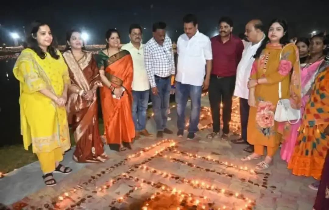 1.25 लाख आशीर्वाद के दीयों से जगमगाया बैकुंठ धाम
सेवा संकल्प कार्यक्रम के तहत बैकुंठ धाम तालाब में 1.25 लाख आशीर्वाद के दीयों से भव्य दीप प्रज्ज्वलन किया गया। वहीं सिविक सेंटर में भी वृहद दीप प्रज्ज्वलन से पूरा परिसर रोशनी से जगमगा उठा। ✨
जनप्रतिनिधियों, सामाजिक संगठनों और बड़ी संख्या में शहरवासियों की सहभागिता ने सेवा, सामाजिक एकजुटता और जनभागीदारी का संदेश दिया।
#सेवा_संकल्प_अभियान
#SewaSankalpAbhiyan
#आशीर्वाद_का_दीया #Bhilai #जनभागीदारी