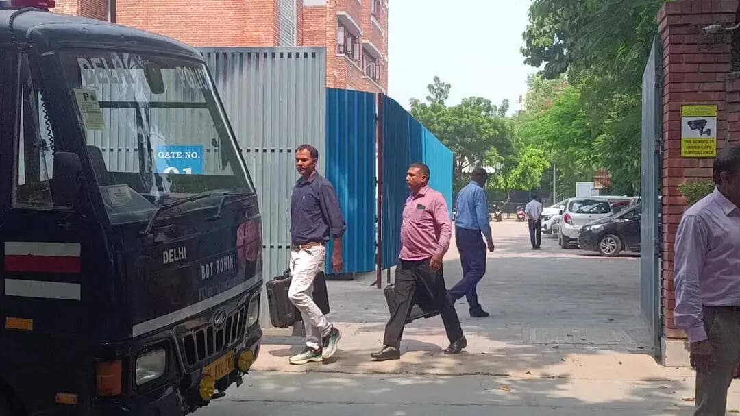 बम की धमकी मिली
दिल्ली के रोहिणी सेक्टर 14 के बालभारती को मिली बॉम्ब की धमकी