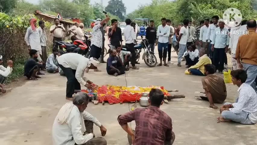 खुरई: मुड़िया में शमशान पर अतिक्रमण के विरोध में शव रखकर 4 घंटे चक्काजाम, अतिक्रमण हटाने का काम जारी