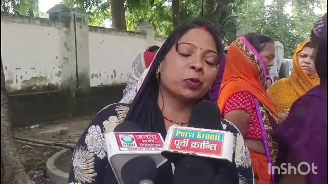 बलिया: बाढ़ पीड़ित महिलाओं ने राशन वितरण में धांधली का आरोप लगाते हुए डीएम कार्यालय पहुंचकर की शिकायत