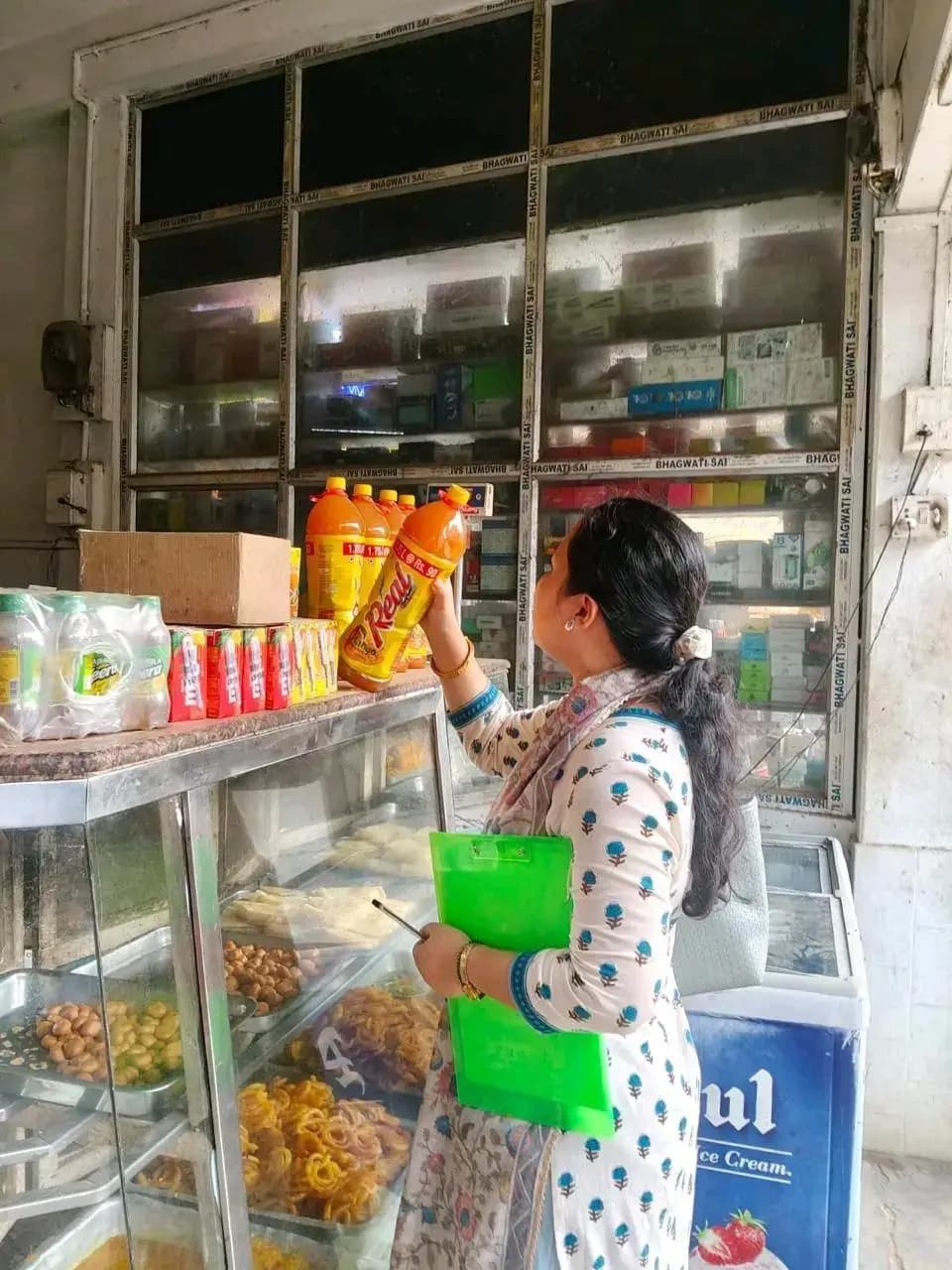 খোয়াই: খোয়াইয়ে খাদ্যের দোকানে ফুড সেফটি অফিসারের নিয়মিত চেকিং চলছে