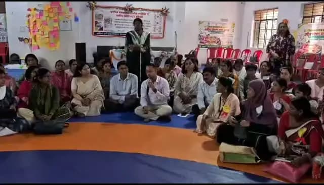 खेल भवन में चार दिवसीय प्रशिक्षण सत्र आयोजित, आंगनबाड़ी केंद्रों को मॉडल स्वरूप में विकसित करने पर जोर
छपरा, 21 सितंबर 2026।
जिला खेल भवन, छपरा में ‘प्रथम’ फाउंडेशन के द्वारा चार दिवसीय प्रशिक्षण सत्र का आयोजन किया जा रहा है। प्रशिक्षण कार्यक्रम में आंगनबाड़ी केंद्रों पर बच्चों के शारीरिक, बौद्धिक एवं मानसिक विकास के आकलन से संबंधित प्रशिक्षण दिया जा रहा है। इस संबंध में दीप प्रज्वलन के साथ प्रशिक्षण सत्र के प्रारंभ में जिला पदाधिकारी ने अपने संबोधन में इस प्रशिक्षण सत्र की आवश्यकता एवं स्वरूप पर प्रकाश डाला उन्होंने बताया कि
इस प्रशिक्षण के तहत चयनित 18 बाल विकास परियोजना पदाधिकारियों (सीडीपीओ),98 महिला पर्यवेक्षिकाओं (एलएस)तथा 105 आंगनबाड़ी सहायिकाओं एवं सेविकाओं को मास्टर ट्रेनर के रूप में प्रशिक्षित किया जा रहा है। प्रशिक्षण का उद्देश्य आंगनबाड़ी केंद्रों पर बच्चों के समग्र विकास का व्यवस्थित आकलन करने तथा गतिविधि आधारित शिक्