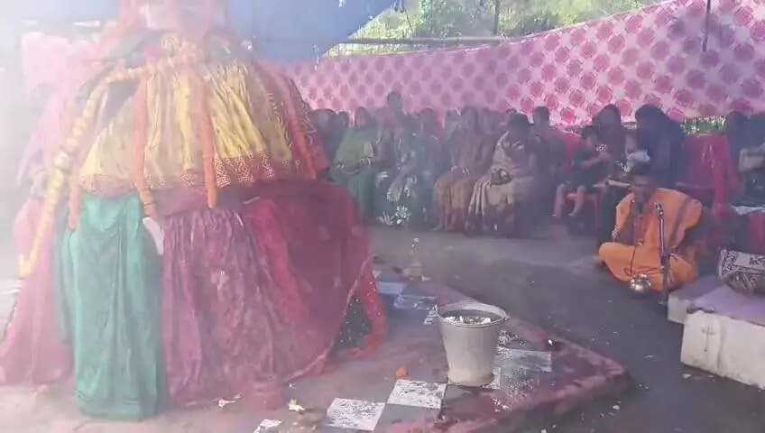 କେନ୍ଦ୍ରାପଡା: ତୁଳସୀ ମା ଙ୍କ ମନ୍ଦିରରେ ନୋଟିସ ଲଗାଇବାବେଳେ ଶ୍ରଦ୍ଧାଳୁଙ୍କ ବିରୋଧର ହେଲା ଆନ୍ଦୋଳନ