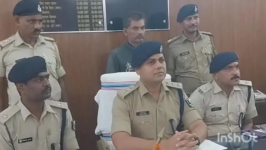 अररिया: काकन टोल टैक्स के पास डीसीएम ट्रक से बरामद हुई शराब, सुपौल का तस्कर गिरफ्तार