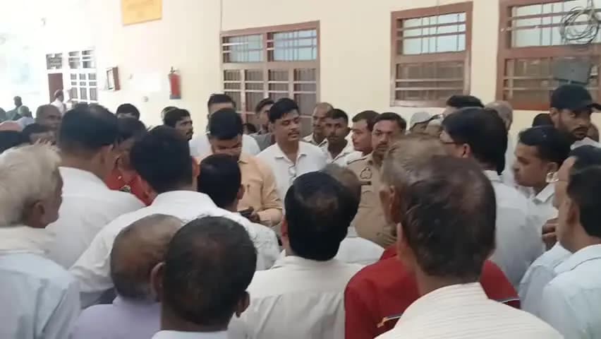 आंवला: आंवला में अरिल नदी पर पुल बनाने की मांग, भूख हड़ताल की चेतावनी, क्षेत्रवासियों ने एसडीएम को सौंपा ज्ञापन