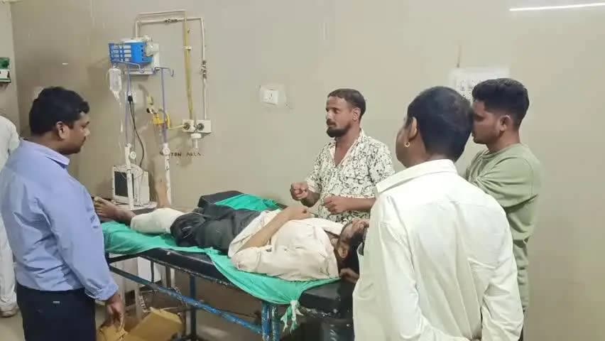 बांसवाड़ा: गांगड़तलाई में ट्रक की पीछे से टक्कर से बाइक चालक युवक घायल, एंबुलेंस न पहुंचने पर निजी वाहन से पहुंचाया अस्पताल