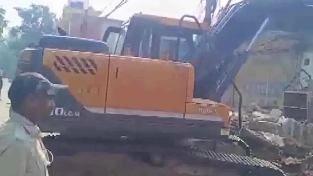 दिल्ली के छतरपुर में DDA ने चलाया बुलडोजर