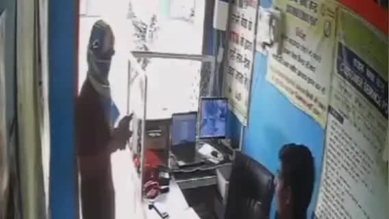 मेदिनीनगर (डालटनगंज): पलामू: एनएच पर बाइक लूटकर लेस्लीगंज ग्राहक सेवा केंद्र लूटने पहुंचे दो बदमाश गिरफ्तार