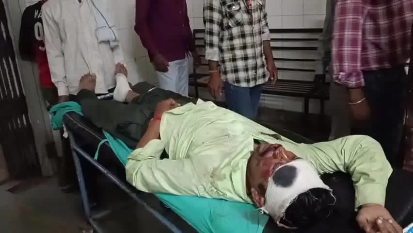 बांसवाड़ा: सांगरी पाड़ा गांव में बाइक के पास घायल युवक को सड़क किनारे से निजी वाहन से एमजी अस्पताल लाया गया