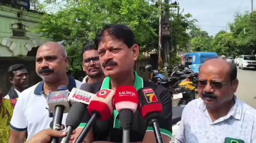 ବାରିପଦା ସଦର: ଉଚ୍ଛେଦ ଆଶଙ୍କାରେ ବାରିପଦା ଉପଜିଲ୍ଲାପାଳଙ୍କ ଦ୍ୱାରସ୍ଥ ମଧୁବନ ତଳସାହି ବାସୀଙ୍କ ବାବଦରେ ମତଦେଲେ ନଗରପାଳ ଓ ୭ନଂ ଓ୍ବାର୍ଡ ମେମ୍ବର