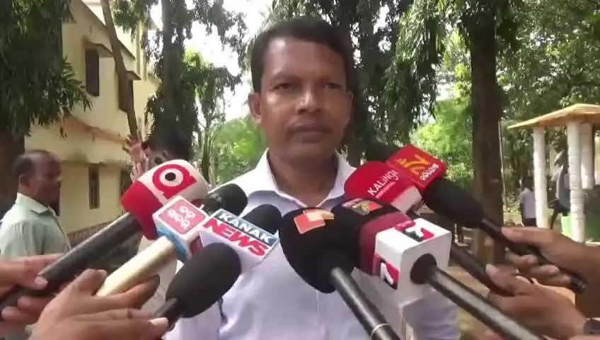 ବାରିପଦା ସଦର: ବିସିପୁର ଆଶ୍ରମ ବିଦ୍ୟାଳୟ ହଷ୍ଟେଲର ଅନ୍ତେବାସୀ ୮ କିମି ଚାଲି ଚାଲି ଯିବା ଘଟଣାରେ କଣ କହିଲେ ଅତିରିକ୍ତ ଜିଲ୍ଲାପାଳ ଦୁଃଖବନ୍ଧୁ ନାୟକ ଶୁଣନ୍ତ
