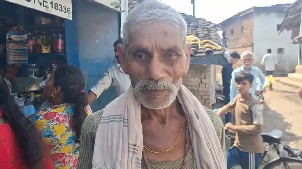 ➡️ सेवा संकल्प अभियान 2026
पक्के घर और पेंशन की सौगात, बुजुर्गों के जीवन में आया सम्मान और सुकून! 🏡✨
इस वीडियो में ग्राम जनकपुर के रहने वाले बुजुर्ग श्री राम प्यारे जी अपना अनुभव और खुशी साझा कर रहे हैं।
उन्होंने बताया कि शासन की कल्याणकारी योजनाओं के तहत उन्हें रहने के लिए 'आवास' मिला है। इसके साथ ही उन्हें 'सम्मान निधि' और 'वृद्धा पेंशन' का लाभ भी प्राप्त हो रहा है। जीवन के इस पड़ाव पर मिले इस मजबूत आर्थिक संबल और पक्के मकान की सुविधा के लिए उन्होंने माननीय प्रधानमंत्री जी को हाथ जोड़कर हृदय से धन्यवाद दिया है।
बुजुर्गों का सम्मान और उनका समग्र कल्याण, हमारी प्राथमिकता!
#SevaSankalpAbhiyan2026 #PMAwasYojana #PensionYojana #SeniorCitizens #PMModi #GovernmentSchemes #SuccessStory #RuralDevelopment #Janakpur #Sagar