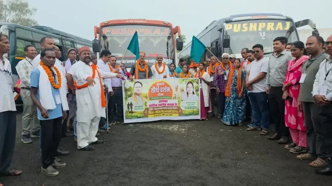 मुख्यमंत्री तीर्थ दर्शन योजना के तहत मथुरा-वृंदावन यात्रा
जिला गौरेला-पेंड्रा-मरवाही से तीर्थयात्रियों को कलेक्ट्रेट परिसर से हरी झंडी दिखाकर बिलासपुर रेलवे स्टेशन के लिए रवाना किया गया। यह यात्रा श्रद्धालुओं के लिए आस्था, भक्ति और आध्यात्मिक अनुभवों से जुड़ी एक विशेष यात्रा है।
<nis:link nis:type=tag nis:id=मुख्यमंत्रीतीर्थदर्शनयोजना nis:value=मुख्यमंत्रीतीर्थदर्शनयोजना nis:enabled=true nis:link/>
<nis:link nis:type=tag nis:id=chhattisgarhcmo nis:value=chhattisgarhcmo nis:enabled=true nis:link/>
<nis:link nis:type=tag nis:id=dprchhattisgarh nis:value=dprchhattisgarh nis:enabled=true nis:link/>
<nis:link nis:type=tag nis:id=gpm nis:value=GPM nis:enabled=true nis:link/>