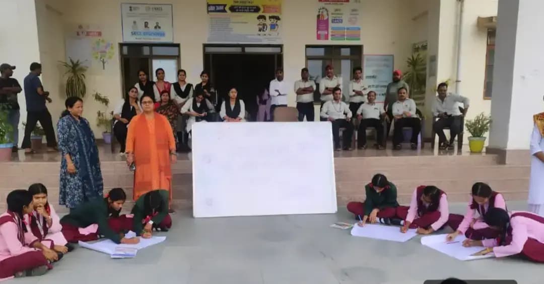 'सेवा संकल्प अभियान' अंतर्गत नौनिहालों की कल्पना में उभरा 'मेरे सपनों का भारत' 🇮🇳
जिले में 17 सितंबर से 17 अक्टूबर तक आयोजित हो रहे सेवा संकल्प अभियान के अंतर्गत 19 से 26 सितंबर तक 'मेरे सपनों का भारत' कार्यक्रम आयोजित किया जा रहा है।
इस क्रम में आज माता शबरी आवासीय कन्या शिक्षा परिसर की छात्राओं ने चित्रकला एवं भाषण प्रतियोगिताओं में पूरे उत्साह के साथ सहभागिता की।
छात्राओं ने प्रधानमंत्री जी के सेवा कार्य एवं 'विकसित भारत' की संकल्पना, कैनवास पर रंगों और मंच पर ओजस्वी विचारों के जरिए देश के उज्ज्वल भविष्य की तस्वीर प्रस्तुत की।
आइए, हम सब मिलकर बच्चों के इन सपनों को साकार करें और सेवा संकल्प के साथ विकसित भारत के निर्माण में अपना योगदान दें।
#सेवा_संकल्प_अभियान
#SevaSankalpAbhiyan
#anuppur