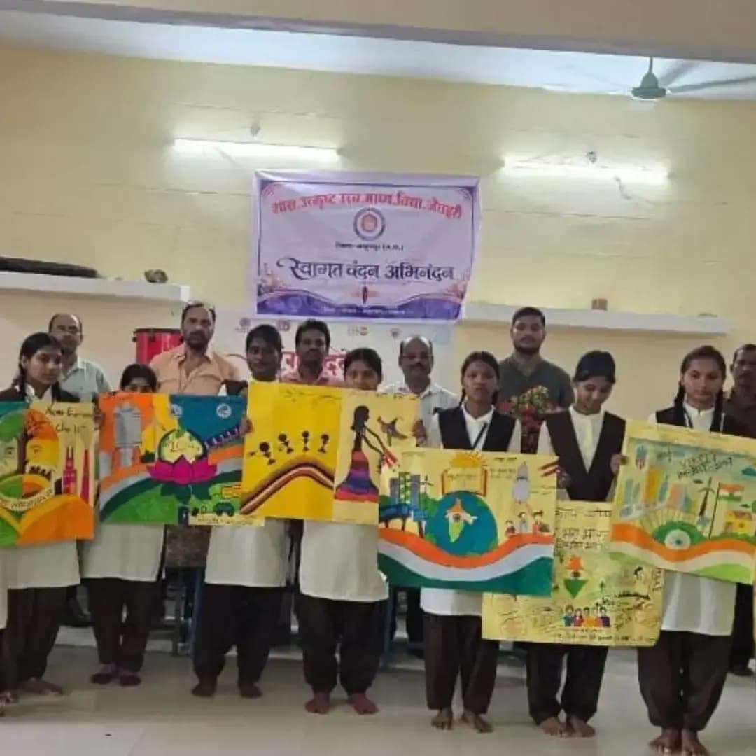 सेवा संकल्प अभियान के अंतर्गत जिले के समस्त विद्यालयों में “मेरे सपनों का भारत” कार्यक्रम के तहत चित्रकला एवं भाषण प्रतियोगिता का आयोजन किया जा रहा है। प्रतियोगिता में प्रधानमंत्री द्वारा किए गए सेवा कार्यों एवं विकसित भारत की संकल्पना विषय पर विद्यार्थियों द्वारा चित्रकला एवं भाषण के माध्यम से अपने विचार प्रस्तुत किए जा रहे हैं। स्थानीय जनप्रतिनिधियों की सहभागिता से आयोजित इन गतिविधियों में विद्यार्थियों द्वारा उत्साहपूर्वक सहभागिता की जा रही है।
चित्रकला प्रतियोगिता में विद्यार्थियों ने सेवा कार्यों, जनकल्याणकारी पहलों और विकसित भारत की संकल्पना को विभिन्न चित्रों के माध्यम से अभिव्यक्त किया। वहीं भाषण प्रतियोगिता में विद्यार्थियों ने सेवा भावना, देश के विकास तथा विकसित भारत के निर्माण से जुड़े विषयों पर अपने विचार प्रस्तुत किए।
प्रतियोगिता के दौरान स्थानीय जनप्रतिनिधियों एवं विद्यालय के शिक्षकों द्वारा विद्यार्थियों का उत्साहवर्धन किया जा रहा है। विद्यार्थियों की प्रस्तुतियों का अवलोकन कर उनकी रचनात्मकता, विचारों और अभिव्यक्ति क्षमता की सराहना की जा रही है।
“मेरे सपनों का भारत” कार्यक्रम के अंतर्गत चित्रकला एवं भाषण प्रतियोगिताओं का आयोजन 26 सितंबर 2026 तक जिले के समस्त विद्यालयों में किया जाएगा। इन गतिविधियों के माध्यम से विद्यार्थियों में सेवा भावना, राष्ट्र निर्माण के प्रति जिम्मेदारी और विकसित भारत की संकल्पना के प्रति जागरूकता को बढ़ावा दिया जा रहा है।
#सेवा_संकल्प_अभियान
#SevaSankalpAbhiyan
#anuppur
