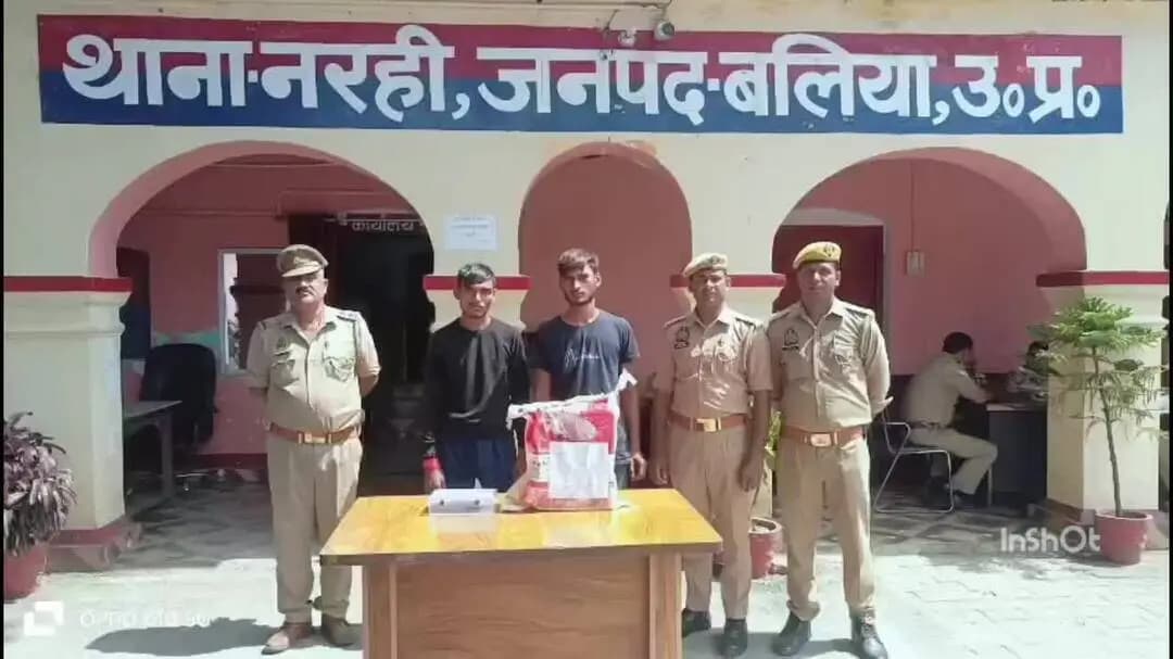बलिया: देशी शराब की दुकान में सेंधमारी करते हुए दो युवक पकड़े गए, 43 पाउच और दो मोबाइल बरामद