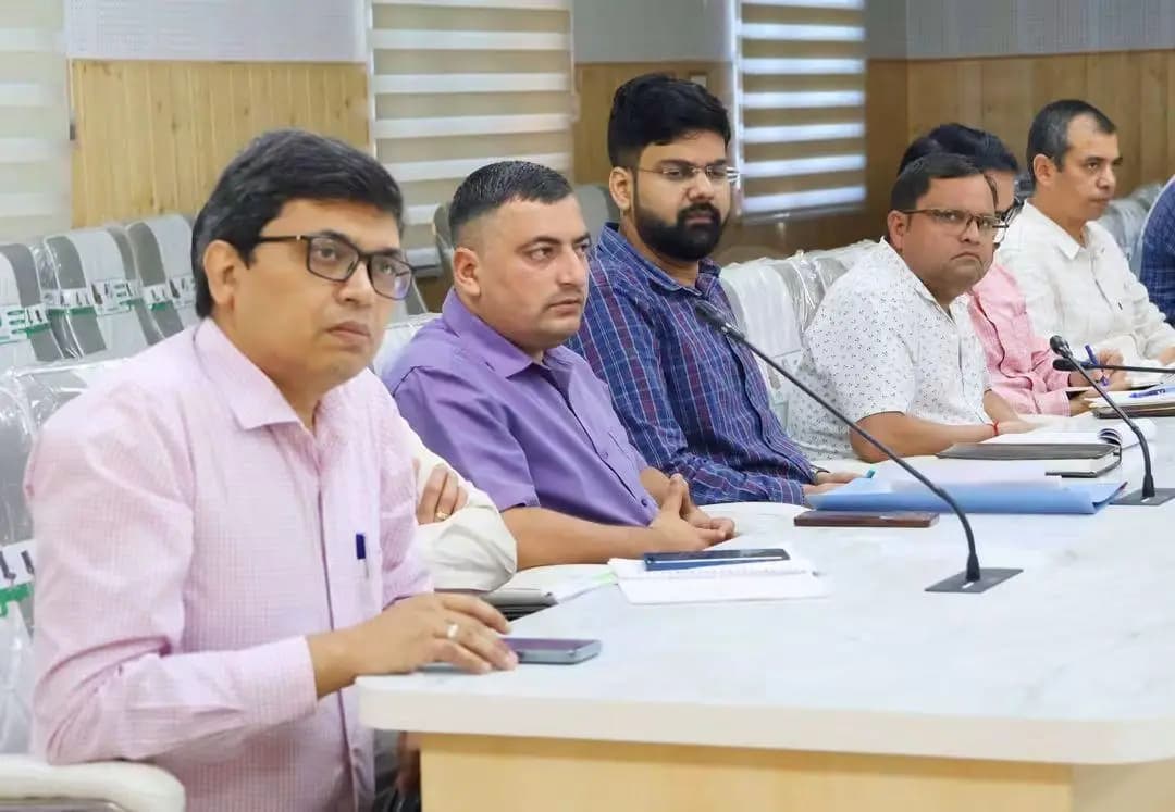 चमोली: चमोली में सरकारी संपत्ति की कड़ी निगरानी, जिलाधिकारी ने दिए कड़े निर्देश