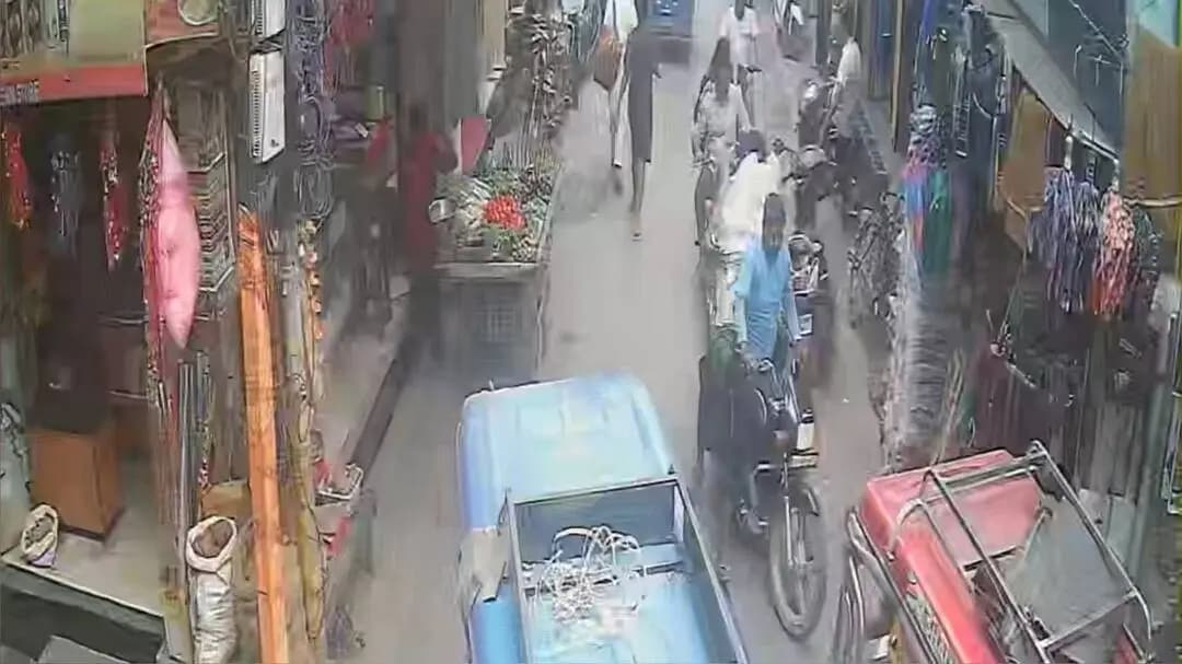 चंदौसी: चंदौसी में ज्वेलर्स की दुकान से 8 लाख के आभूषण की पुड़िया लेकर फरार होने का दावा, CCTV से पुलिस ने मामले की जांच शुरू की
