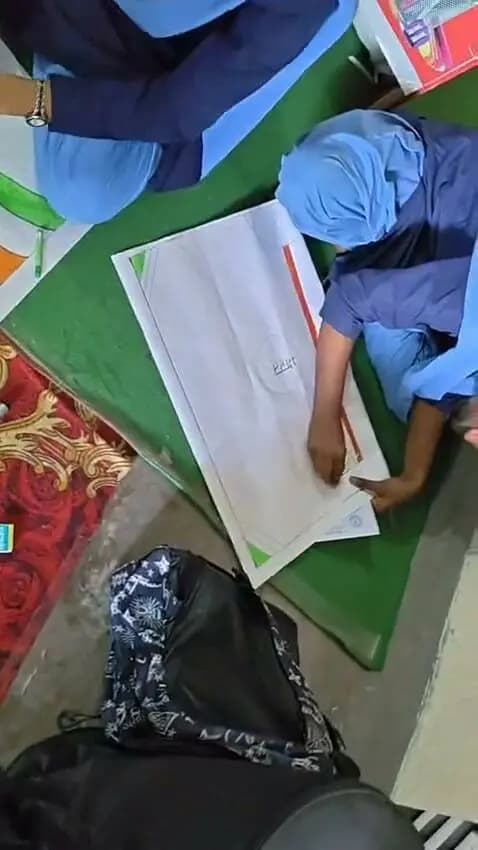 स्वच्छता ही सेवा 2026 के तहत् विकास भवन स्थित सभागार में जिला जल एवं स्वच्छता समिति, कटिहार एवं जिला गंगा समिति, कटिहार के संयुक्त तत्वाधान में जिला स्तर पर स्कूली छात्र-छात्राओं के बीच चित्रकला प्रतियोगिता का आयोजन किया गया।
आयोजित चित्रकला प्रतियोगिता में गाँधी उच्च विद्यालय, बी०एम०पी०-7 एवं जवाहर नवोदय विद्यालय की 50 छात्राओं ने उत्साह पूर्वक भाग लिया। स्कूली छात्राओं ने अपनी कला और रंगों के माध्यम से स्वच्छता, पर्यावरण संरक्षण, कचरा प्रबंधन और ठोस अपशिष्ट नियमावली 2026 पर आधारित बेहद सुंदर संदेश चित्रकला प्रतियोगिता के माध्यम से प्रदर्शित किया। चित्रकला प्रतियोगिता में प्रथम स्थान पर दीपशिखा, प्लस टू गाँधी उच्च विद्यालय, कटिहार, द्वितीय स्थान पर मेघा स्वराज, प्लस टू उच्च विद्यालय, कटिहार, तृतीय स्थान पर राधा कुमारी, प्लस टू गाँधी उच्च विद्यालय, कटिहार, चतुर्थ स्थान पर संजना कुमारी, जवाहर नवोद विद्यालय, कोलासी पंचम स्थान पर नयना कुमारी, बी०एम०पी० सात प्लस टू उच्च विद्यालय, कटिहार, छठे स्थान पर मनुप्रिया, जवाहर नवोदय विद्यालय, कोलासी, कटिहार रही जिन्हें जिला पदाधिकारी, कटिहार, उप विकास आयुक्त, कटिहार, सहित अन्य पदाधिकारियों के द्वारा आयोजित चित्रकला प्रतियोगिता में उत्कृष्ट प्रदर्शन करने वाले छात्राओं शील्ड देकर पुरस्कृत किया गया। वहीं मौके पर मौजूद छात्राओं को संबोधित करते हुए जिला पदाधिकारी महोदय बच्चों के हुनर की सराहना करते हुए कहा कि बच्चे देश के भविष्य है। और स्वच्छता के प्रति उनकी यह जागरूकता समाज में एक बड़ा बदलाव लाएगी। जबकि उप विकास आयुक्त, महोदया ने भी छात्रों का हौसला बढ़ाया और सभी से अपने आस-पास के परिवेश को साफ-सुथरा रखने की अपील की। इस अवसर पर अनुमंडल पदाधिकारी, कटिहार नजारत उप समाहर्त्ता, कटिहार, निदेशक, डी०आर०डी०ए०, कटिहार, निदेशक, एन०ई०पी०, कटिहार, कला संस्कृति पदाधिकारी, कटिहार, जिला योजना पदाधिकारी, कटिहार, जिला समन्वयक, जि०ज०स्व०स०, समिति, कटिहार, जिला परियोजना पदाधिकारी, नमामि गंगे, कटिहार सहित डी०आर०डी०ए० के सभी पदाधिकारी एवं कर्मी तथा प्रखंड समन्वयक, लोहिया स्वच्छ बिहार अभियान मौजूद रहे।
जिला जनसंपर्क पदाधिकारी,
कटिहार।
Information & Public Relations Department, Government of Bihar #CMSamrat #samratchoudhary #katihar #sevasankap #kayakalp #katihar
l