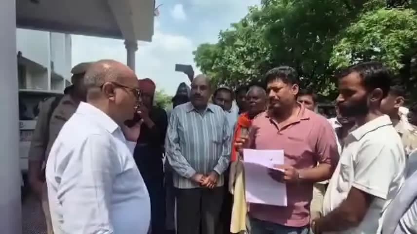 महोबा: फतेहपुर बजरिया में अतिक्रमण पर भड़के लोग, कलेक्ट्रेट में किया प्रदर्शन