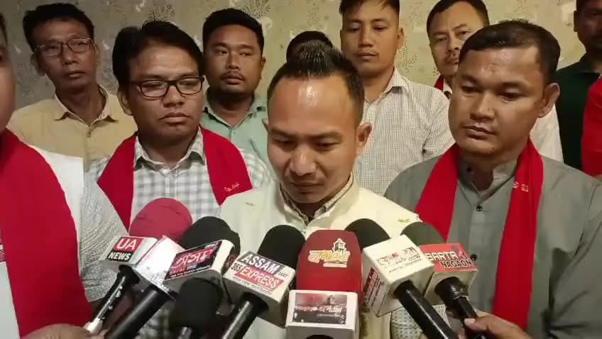 ডিফু: নগাঁৱৰ হোটেল ৰিফ্ৰেস্কত" কাৰ্বি কালচাৰেল ছচাইটিৰ" গুৰুত্বপূৰ্ণ সভা অনুষ্ঠিত