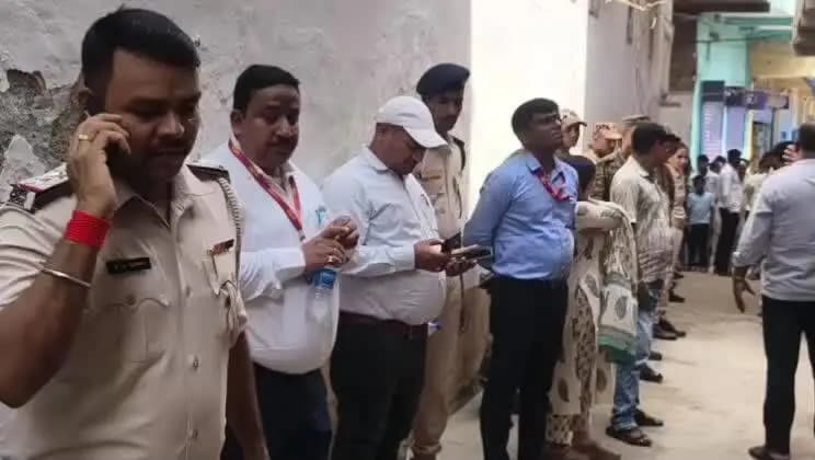 रफीगंज: रफीगंज शहर के वार्ड नंबर 9 में लोन न चुकाने पर जमीन-मकान की नीलामी, बैंक ने लिया भौतिक कब्जा
