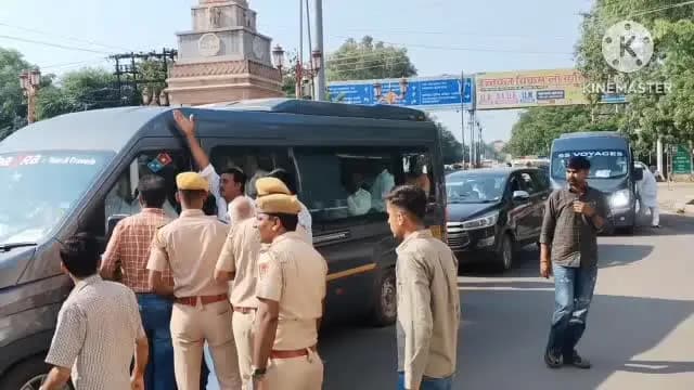 पाली: मतदान करने जाते समय कांग्रेस और बागी कार्यकर्ताओं के बीच हुई झड़प, पुलिस ने तत्परता से संभाला मोर्चा