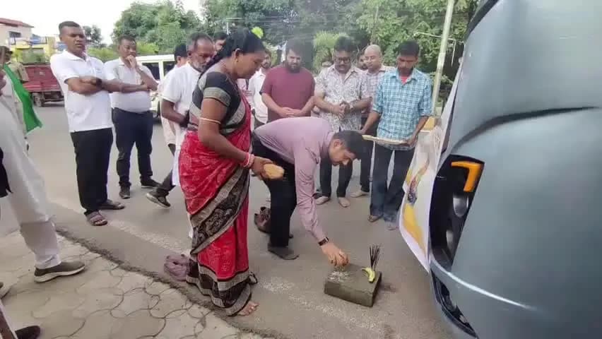 ଝାରସୁଗୁଡା: ବରିଷ୍ଠ ନାଗରିକ ତୀର୍ଥଯାତ୍ରା ଯୋଜନାର ଶୁଭାରମ୍ଭ, ଝାରସୁଗୁଡ଼ା ଜିଲ୍ଲାର ୫୦ ଜଣ ବରିଷ୍ଠ ନାଗରିକଙ୍କ ଅଯୋଧ୍ୟା ଓ ବାରାଣସୀ ଅଭିମୁଖେ ଯାତ୍ରା