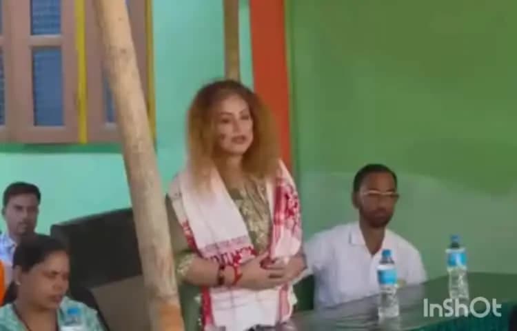 মৰিগাঁও: নগাঁও লোকসভা উপ-নিৰ্বাচন সন্দৰ্ভত লাহৰীঘাটত বিজেপি প্ৰাৰ্থীৰ পত্নীৰ নিৰ্বাচনী প্ৰচাৰ, সংখ্যালঘু মহিলাৰ সৈতে মত বিনিময়