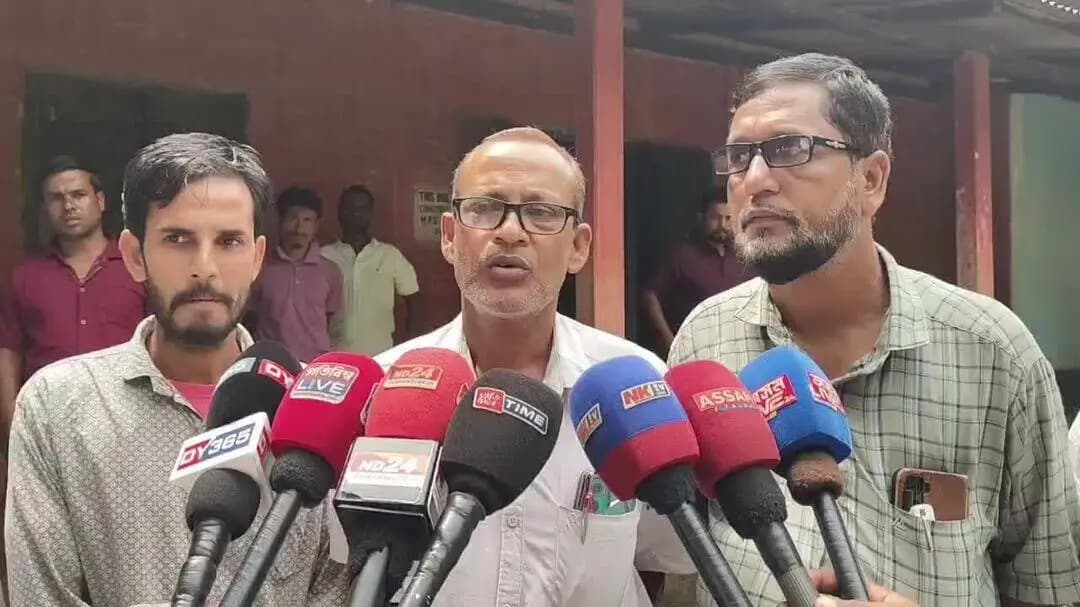 বিলাসীপাৰা ভাগ: চাপৰ ৰায়ঝৰা উচ্চ মাধ্যমিক বিদ্যালয় চৌহদত এজন শিশু শ্ৰমিকৰ আত্মহত্যাকলৈ স্থানীয় ৰাইজৰ প্ৰতিক্ৰিয়া।