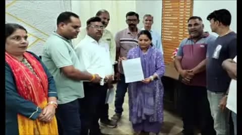 नीमच नगर: सीआरपीएफ रोड पर खुले में मांस-अंडे की बिक्री का विरोध, सर्व समाज ने सौंपा ज्ञापन