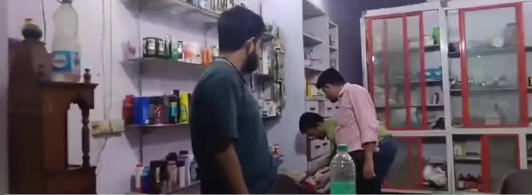 नरेला: दिल्ली के पूठ खुर्द में मेडिकल स्टोर पर ड्रग कंट्रोल टीम और पुलिस ने छापा मारा