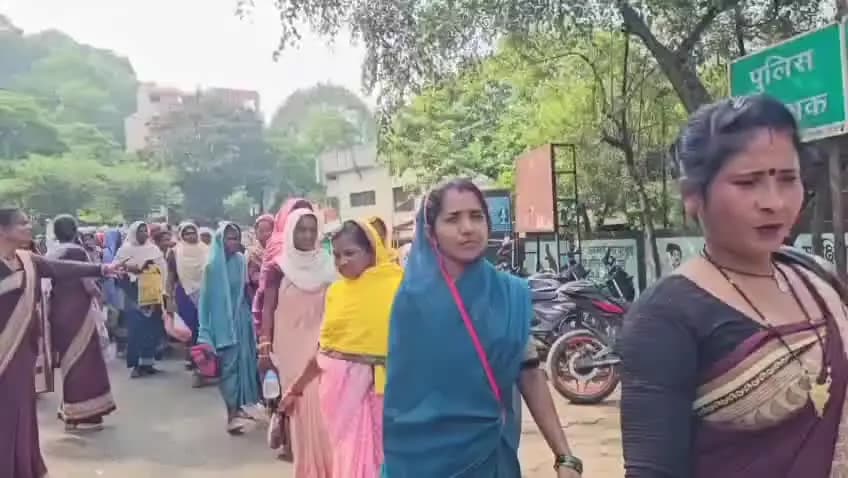 डिंडौरी: जिला पंचायत कार्यालय परिसर में स्व सहायता समूह की महिलाएं वेतनमान सहित विभिन्न मांगों को लेकर कर रही हैं प्रदर्शन