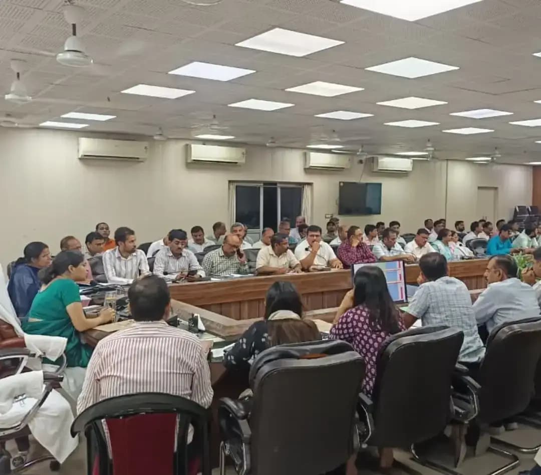 IGRS शिकायतों पर प्रशासन की समीक्षा, अब जनता बताए—समस्या सच में हल हुई या नहीं?
आईजीआरएस पोर्टल पर प्राप्त शिकायतों की विभागवार समीक्षा कर अधिकारियों को जनशिकायतों का समयबद्ध, गुणवत्तापूर्ण एवं संतुष्टिपरक निस्तारण सुनिश्चित करने के निर्देश दिए गए हैं।
अब सवाल जनता से है—
अगर आपने IGRS पोर्टल पर कोई शिकायत दर्ज की है, तो क्या आपकी समस्या वास्तव में हल हुई?
क्या आपको निस्तारण से संतुष्टि मिली या सिर्फ कागजों पर शिकायत का निस्तारण कर दिया गया?
📢 अपना अनुभव कमेंट बॉक्स में जरूर बताएं।
आपकी एक सच्ची राय से यह समझने में मदद मिलेगी कि जमीनी स्तर पर जनशिकायतों का निस्तारण किस तरह हो रहा है।
UP45 News — जहां आम आदमी की बात होती है। #IGRS #जनशिकायत #जनता_की_आवाज #अंबेडकरनगर #UP45News ग्राउंडरिपोर्ट प्रशासन उत्तरप्रदेश