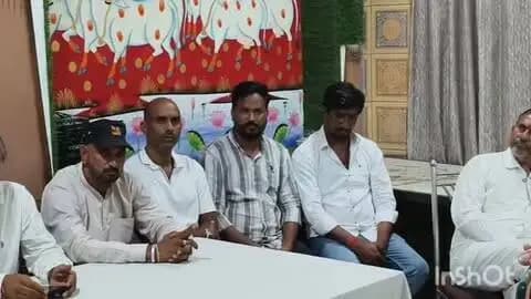 *कपासन नगरपालिका में कांग्रेस की हार के बाद फूट, जिला अध्यक्ष और 4 पार्षदों पर क्रॉस वोटिंग का आरोप*
चित्तौड़गढ़। कपासन नगरपालिका में सभापति पद की वोटिंग और रिजल्ट के बाद कांग्रेस में अंदरूनी कलह खुलकर सामने आ गई है। बहुमत होने के बावजूद अध्यक्ष पद भाजपा के खाते में चले जाने से नाराज कांग्रेस पदाधिकारियों और 9 पार्षदों ने मीरानगर स्थित रेस्टोरेंट में प्रेस-कॉन्फ्रेंस कर जिला अध्यक्ष प्रमोद सिसोदिया और 4 पार्षदों पर क्रॉस वोटिंग का आरोप लगाया। पदाधिकारियों ने अपने पदों से इस्तीफा देने का ऐलान भी किया।
बताया गया कि कपासन नगर पालिका में कांग्रेस के पास स्पष्ट बहुमत था। भाजपा की सरोज देवी को 25 में से 16 वोट मिले, जबकि कांग्रेस की प्रत्याशी उर्मिला मोदी को केवल 9 वोट मिले। इससे 4 पार्षदों की क्रॉस वोटिंग सामने आई। निर्दलियों ने भी भाजपा का साथ दिया।
प्रेस कॉन्फ्रेंस में सभापति पद की प्रत्याशी उर्मिला मोदी के पति प्रमोद मोदी, प्रदेश सचिव �