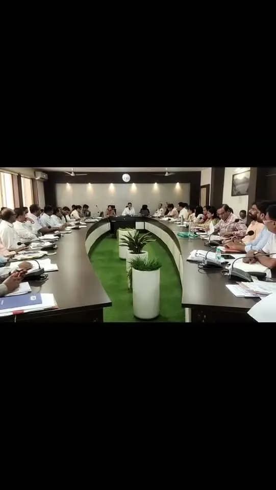 कलेक्ट्रेट सभाकक्ष में समय सीमा (टीएल) बैठक का आयोजन किया गया। बैठक में कलेक्टर श्री कुमार सत्यम ने समय सीमा संबंधी प्रकरणों की समीक्षा कर उनके निराकरण के निर्देश दिये
#टीएल
#CMMadhyaPradesh
#JansamparkMP
#gaddeptmp