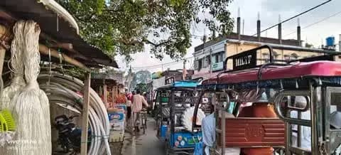 नगर पंचायत पौआखाली बाजार में अतिक्रमण के कारण लगता है जाम, समस्या गंभीर होती जा रही है.......